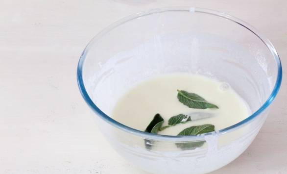 Spiedini di mango, Tilsit Ferrari, foglie di salvia fritte e prosciutto crudo