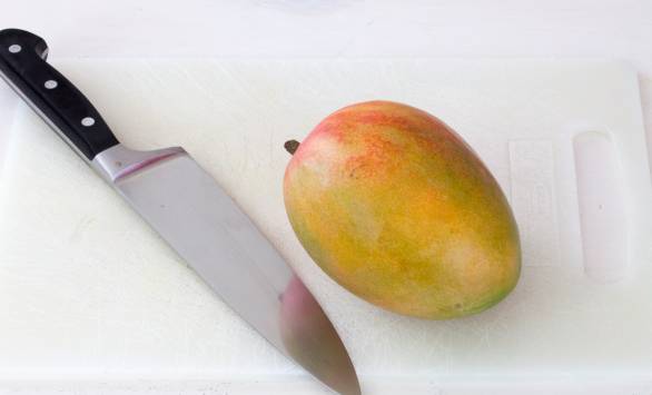 Spiedini di mango, Tilsit Ferrari, foglie di salvia fritte e prosciutto crudo