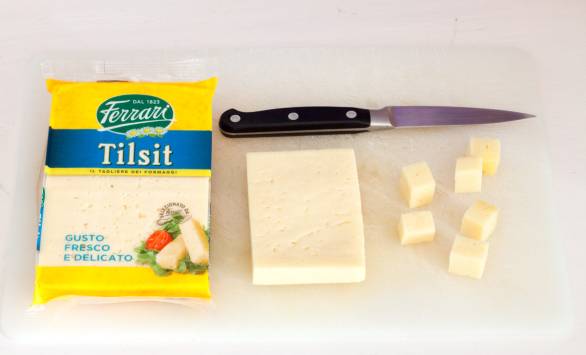 Spiedini di mango, Tilsit Ferrari, foglie di salvia fritte e prosciutto crudo