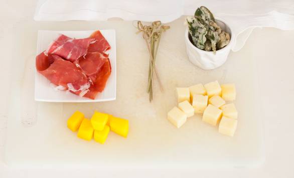 Spiedini di mango, Tilsit Ferrari, foglie di salvia fritte e prosciutto crudo