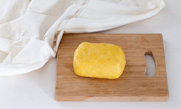 Torrette di biscotti alla panna montata, fragole e cioccolato