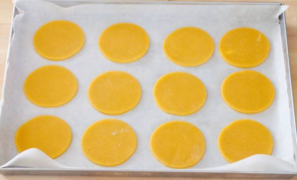 Torrette di biscotti alla panna montata, fragole e cioccolato