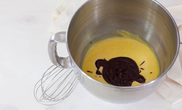 Tortine al cioccolato con panna e lamponi
