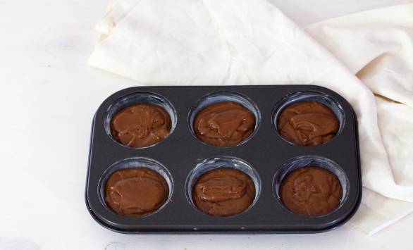 Tortine al cioccolato con panna e lamponi