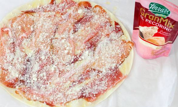 Treccine di sfoglia allo speck, GranMix al Pecorino Ferrari e semi di papavero