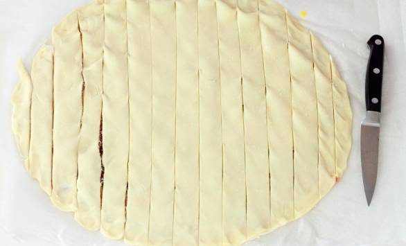 Treccine di sfoglia allo speck, GranMix al Pecorino Ferrari e semi di papavero
