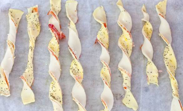 Treccine di sfoglia allo speck, GranMix al Pecorino Ferrari e semi di papavero