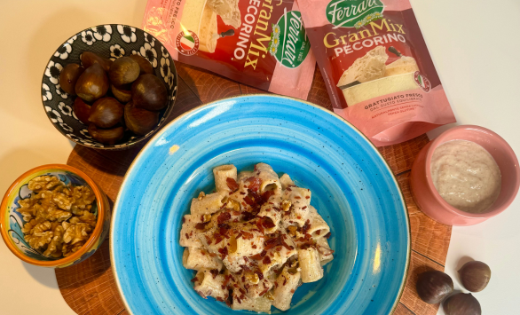 Mezze maniche con crema di castagna, noci, GranMix al Pecorino e briciole di speck croccante